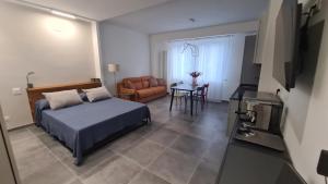 葛伦坦马勒Appartamentino In Piazza的一间卧室配有一张床、一把椅子和一张桌子