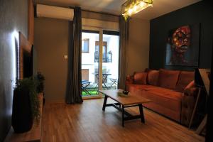 弗尔尼亚奇卡矿泉镇Apartman Ljubica的客厅配有沙发和桌子