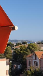 土伦"Voyage en mer" splendide T3 lumineux, Wi fi et PARKING gratuit的从建筑物屋顶上可欣赏到风景