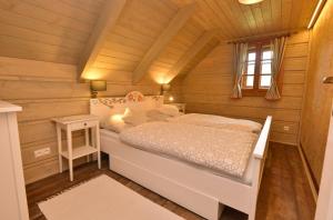 兹蒂尔Chalupa Daniel的小木屋内一间卧室,配有一张床
