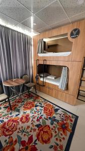 安塔利亚Deer Hostel & Hotel的小房间,配有床和地毯