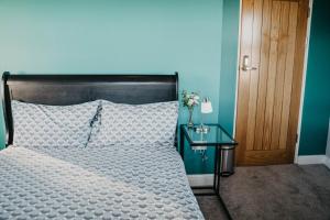 利物浦Flat Iron Anfield的一间卧室配有一张床和一个带床罩的床头柜。