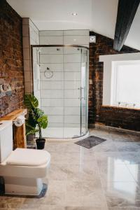 利物浦Flat Iron Anfield的带淋浴和卫生间的浴室