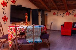 昆卡Casa Suite Campana的一间带桌椅和电视的用餐室