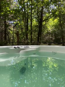 拉加尔纳Locanda Milia的背景中带树木的浴缸