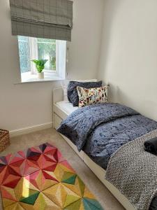布由德利Luxury Apartments - MBS Lettings的一间卧室设有一张床和一个窗口