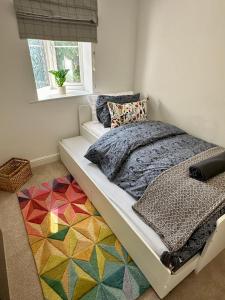 布由德利Luxury Apartments - MBS Lettings的一间卧室配有一张色彩缤纷的地毯。
