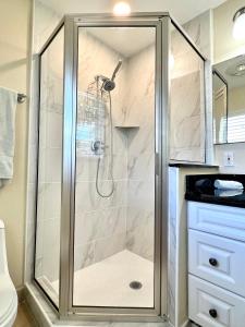 劳德代尔堡Villa-Coral-Ridge的浴室里设有玻璃门淋浴