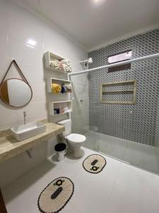 普拉杜casa para alugar em Prado bahia.的浴室配有卫生间、盥洗盆和淋浴。