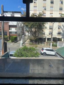 圣保罗圣保罗诺玛德因阿特旅舍的停泊在滑板坡道后面的停车场的汽车
