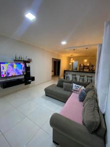 普拉杜casa para alugar em Prado bahia.的带沙发和平面电视的客厅