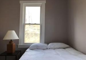 ShandakenMountain Cabin (The Lorca, Catskills)的卧室配有白色的床和窗户。