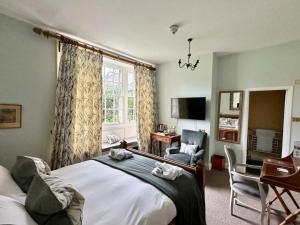 谢普顿马利特Montigo Resorts, Somerset的一间卧室配有一张床、一张桌子和一把椅子