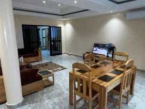 达喀尔CHAMBRES PRIVEE-APPARTEMENT VUE SUR MER的客厅配有桌子和沙发