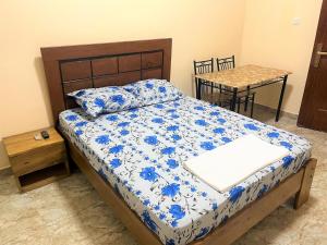 达喀尔CHAMBRES PRIVEE-APPARTEMENT VUE SUR MER的一间卧室配有一张带蓝色和白色棉被的床