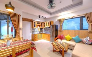 岘港Taian Hotel & Apartment的带沙发的客厅和厨房