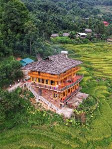 萨帕Hmong Eco Villas的田野上大房子的顶部景色