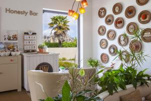 巴塔拉Boutique Hotel Casa do Outeiro - Arts & Crafts的墙上有盘子和植物的房间