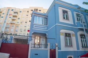 塞图巴尔Setubal History - By Y Concept的建筑前的蓝色房子
