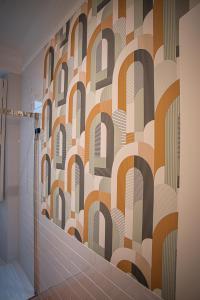 塞图巴尔Setubal History - By Y Concept的浴室设有图案墙