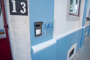 塞图巴尔Setubal History - By Y Concept的一间有蓝色墙壁的房间,有13个