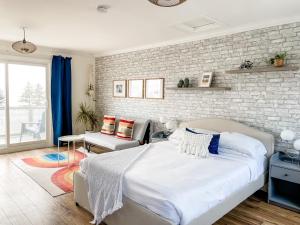 Port DufferinThe Marmalade Motel的一间卧室设有一张床和砖墙