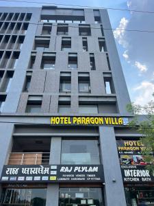 艾哈迈达巴德Hotel Paragon villa的酒店的全景别墅建筑,上面有标志