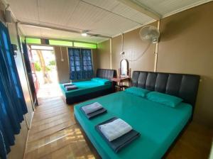 刁曼岛Sri Sentosa Chalet的客厅配有沙发和桌子