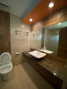 Lingayen艾尔普艾尔托玛丽纳海滩度假胜地及度假俱乐部的一间带水槽、卫生间和镜子的浴室