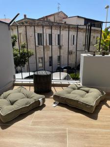 卡利亚里Sunset 221 Cagliari的两个枕头位于带窗户的房间的地板上
