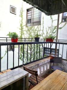 河内H2 homestay phố cổ check in tự động的阳台配有桌椅和植物