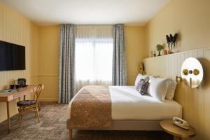 波尔多波尔多市中心美居别墅酒店的配有一张床和一张书桌的酒店客房