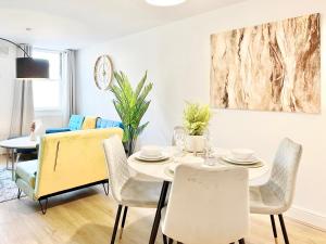 伦敦2 Modern Double Bed Apartment for 6 Guests By Hofin Stays Short Lets & Serviced Accommodation的一间带桌椅的用餐室