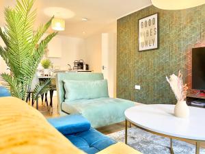 伦敦2 Modern Double Bed Apartment for 6 Guests By Hofin Stays Short Lets & Serviced Accommodation的客厅配有蓝色的沙发和桌子