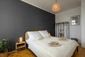施科伊迪茨LE Vacation 3-Room-Apartment 67qm, Küche, Netflix, Free-TV的卧室配有白色的床和2条毛巾