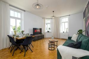 施科伊迪茨LE Vacation 3-Room-Apartment 67qm, Küche, Netflix, Free-TV的客厅配有绿色沙发和桌子