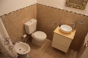 布宜诺斯艾利斯Acogedor Monoambiente en Palermo的浴室配有白色卫生间和盥洗盆。