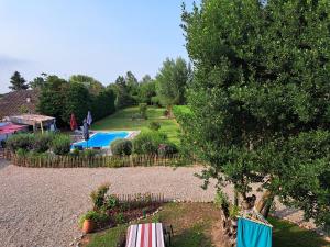 au milieu coule la Garonne的享有花园空中美景,设有游泳池