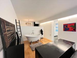 马德里Exclusivo Piso Madrid Mendizabal的客房内的浴室设有白色浴缸