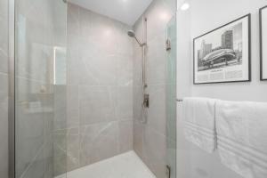 芝加哥Level Chicago - Fulton Market的带淋浴的浴室和玻璃门