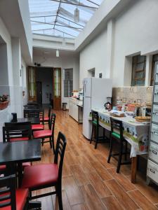 圣保罗Fujima Hostel的配有桌椅和白色家电的大厨房