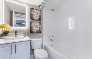 米西索加Luxury homestay in Mississauga near square one mall & Pearson Airport的白色的浴室设有卫生间和水槽。