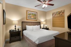 默特尔比奇North Beach Resort & Villas的卧室配有白色的床和吊扇