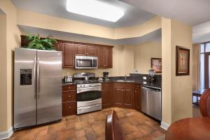 默特尔比奇North Beach Resort & Villas的厨房配有不锈钢用具和木柜