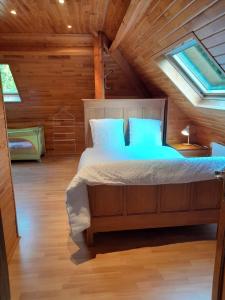 斯帕Au bord de l'Orléans的小木屋内一间卧室,配有一张床