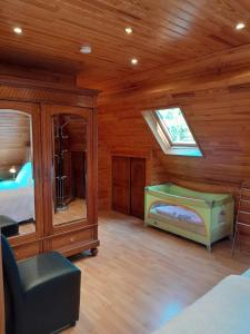 斯帕Au bord de l'Orléans的客房设有带一张床的卧室和天窗