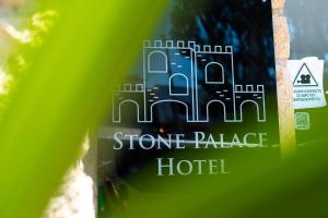 斯巴达Stone Palace Hotel Free Shuttle From and to Athen's Airport的一张石宫殿酒店标志的照片