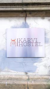 巴统Karvi Hostel & Suites的建筑物一侧的标志
