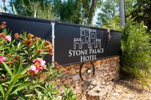 斯巴达Stone Palace Hotel Free Shuttle From and to Athen's Airport的花卉石脊酒店标志
