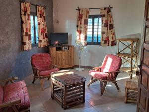 OuoranLe Kenkeni的客厅配有椅子和电视